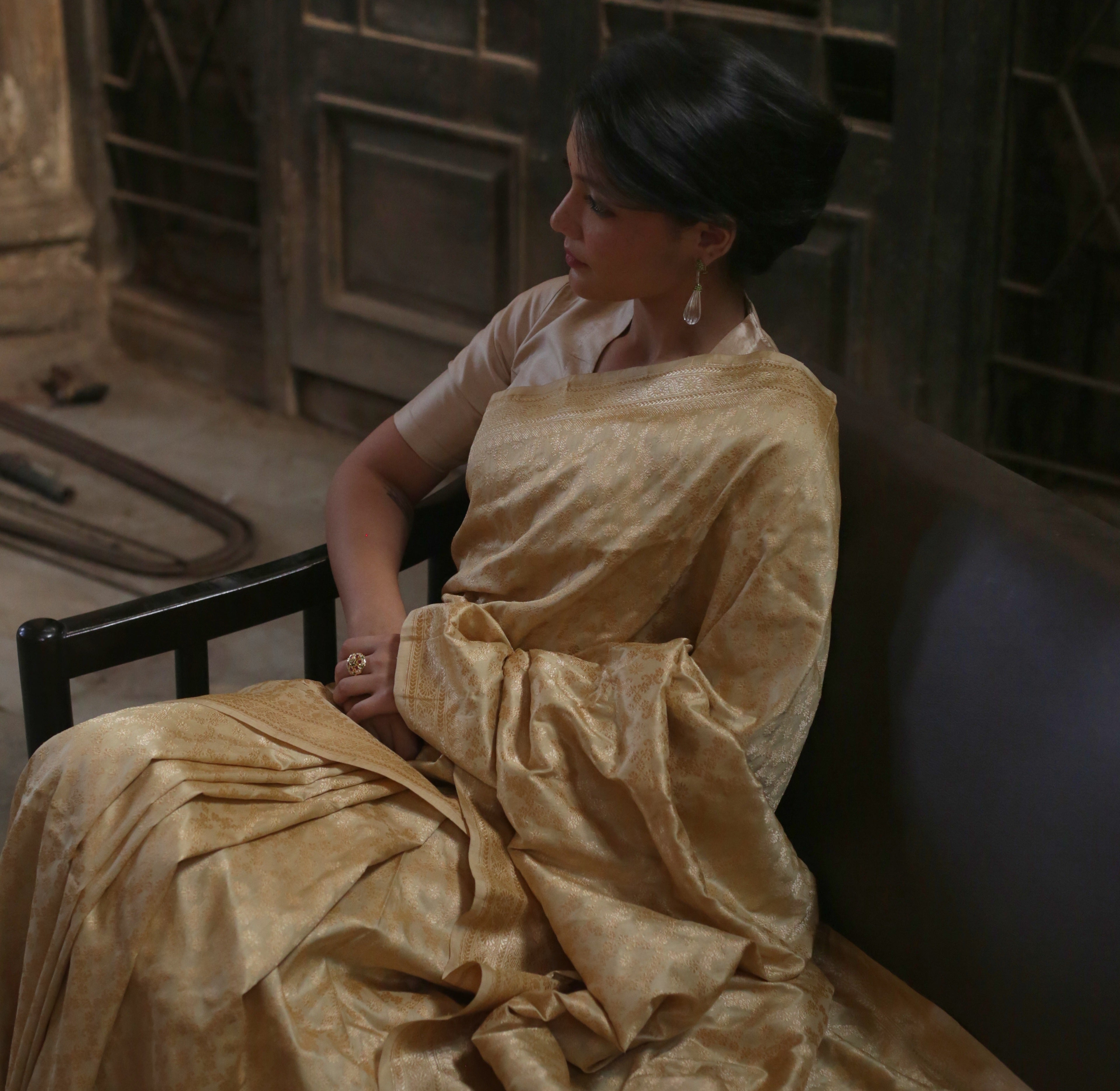 Off White Khadwa Jaal Benarasi Saree