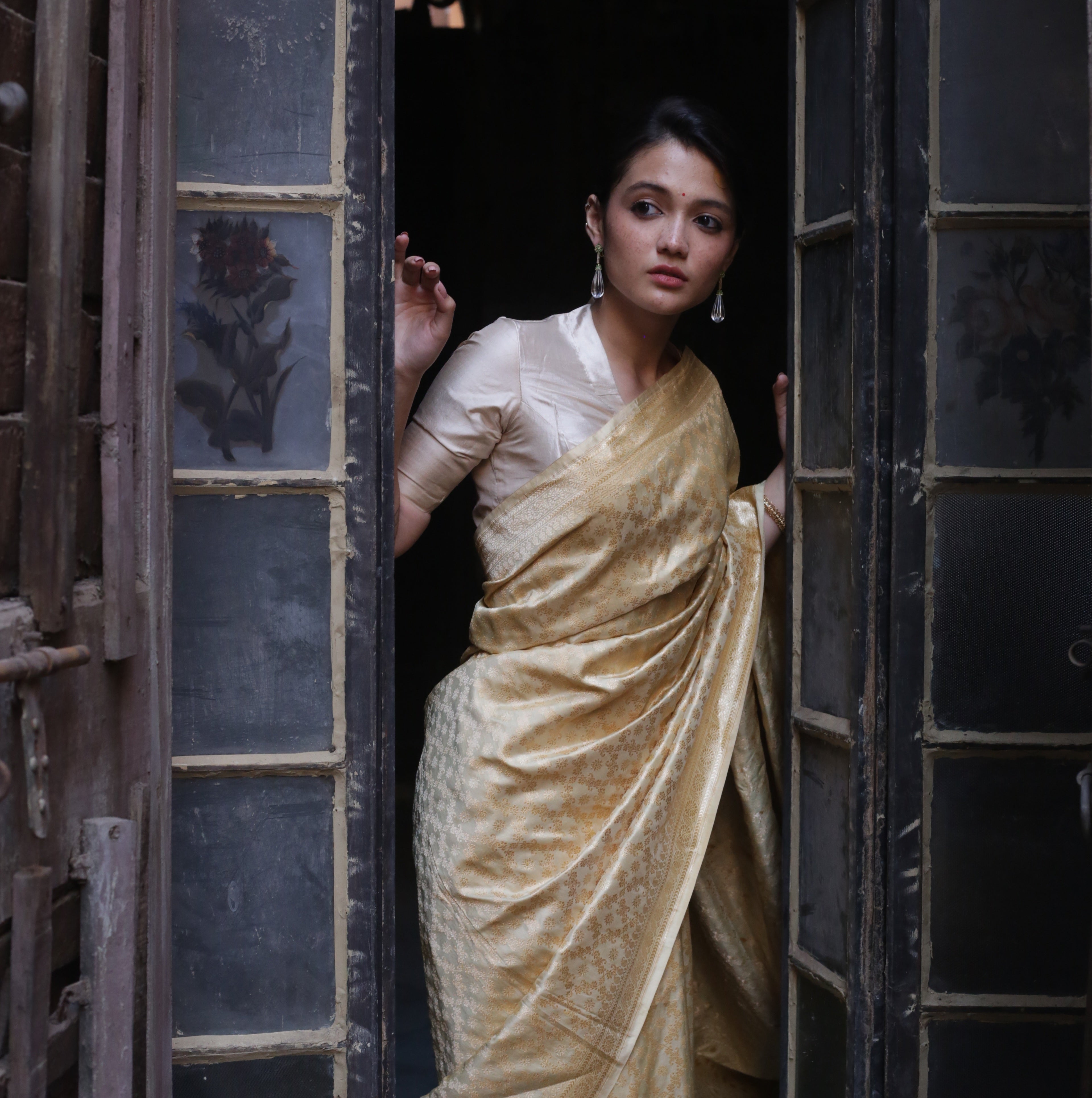 Off White Khadwa Jaal Benarasi Saree