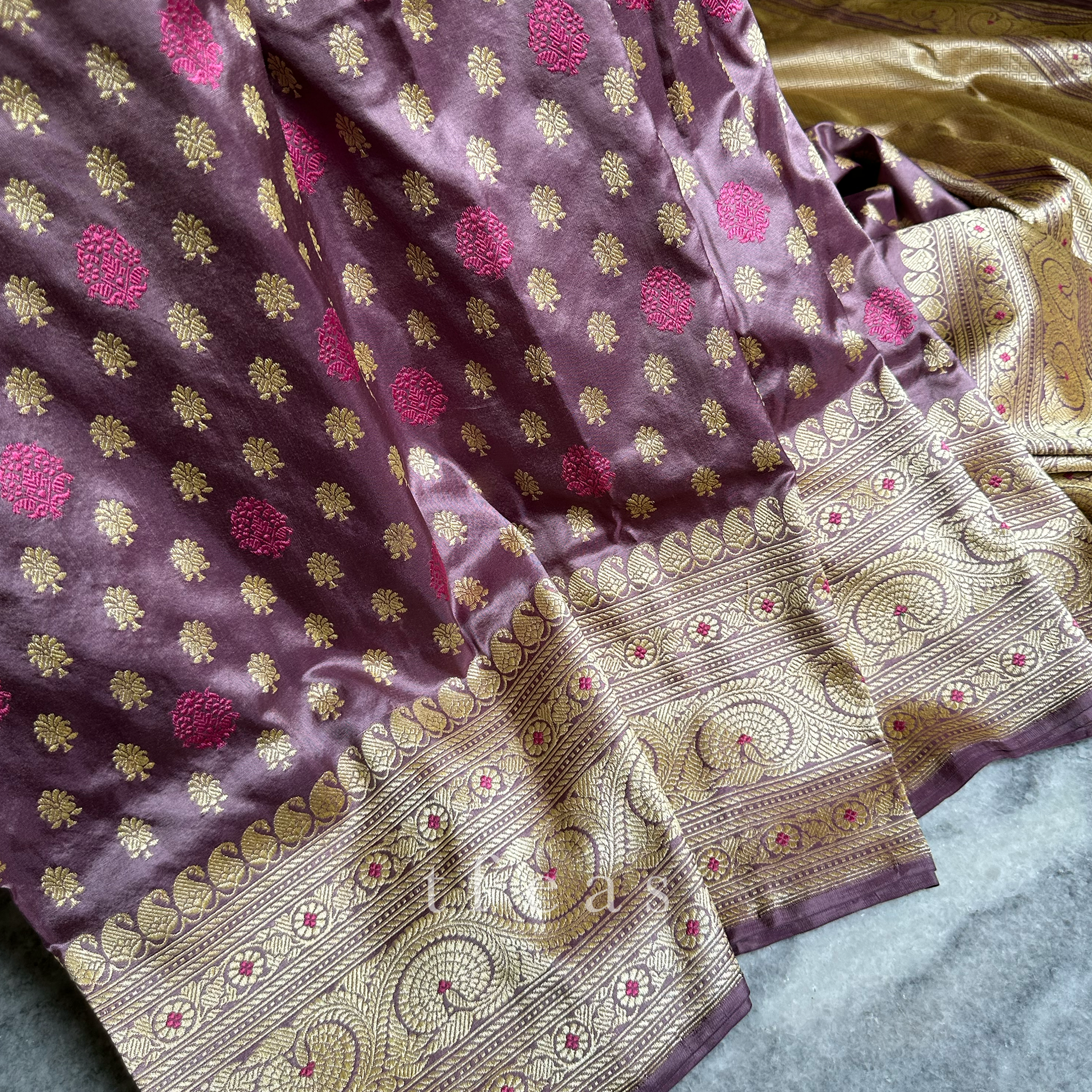 Greyish Purple Shot Colour Khadwa Benarasi - a Masterpiece