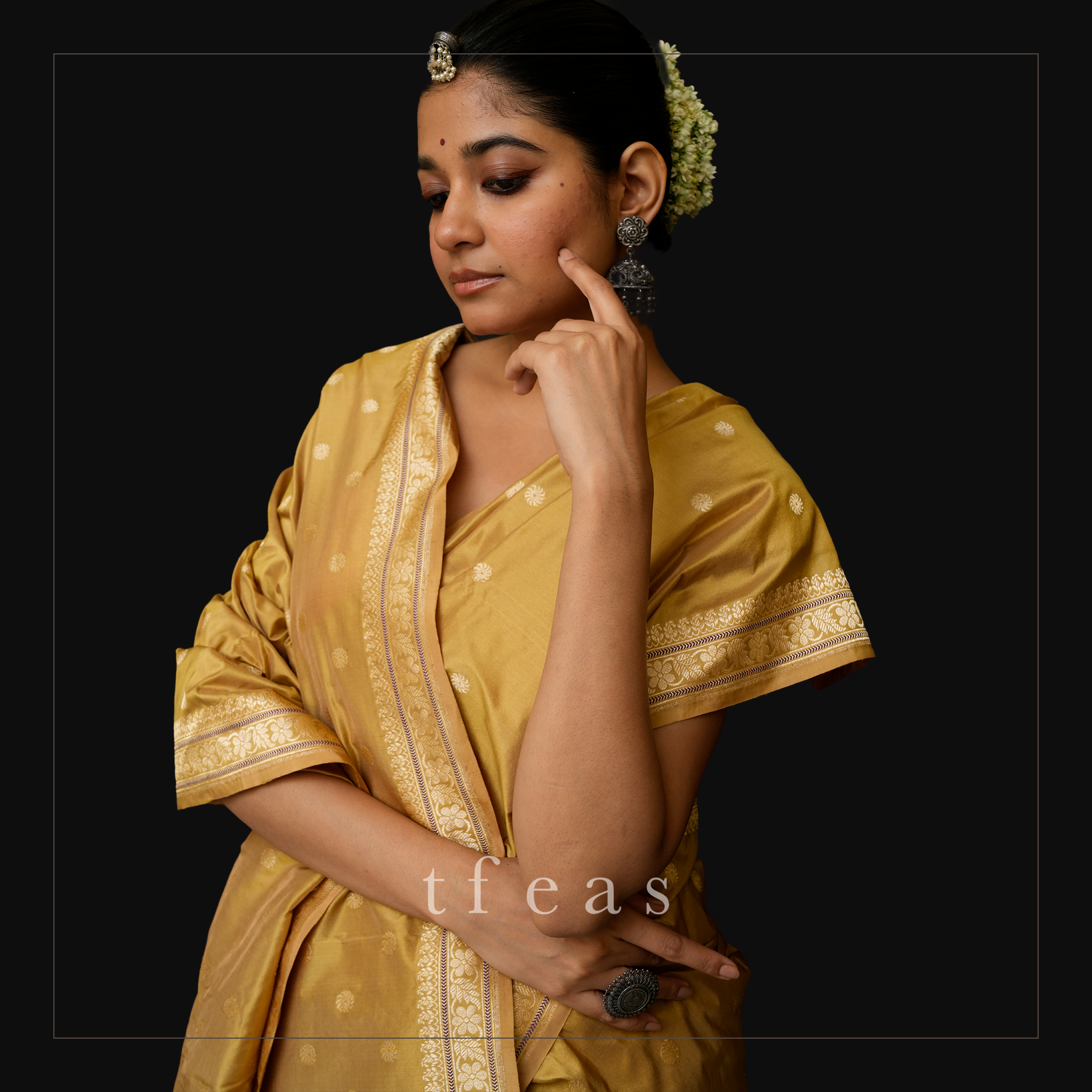 Khadwa Benarasi in Shot Colour - Beige