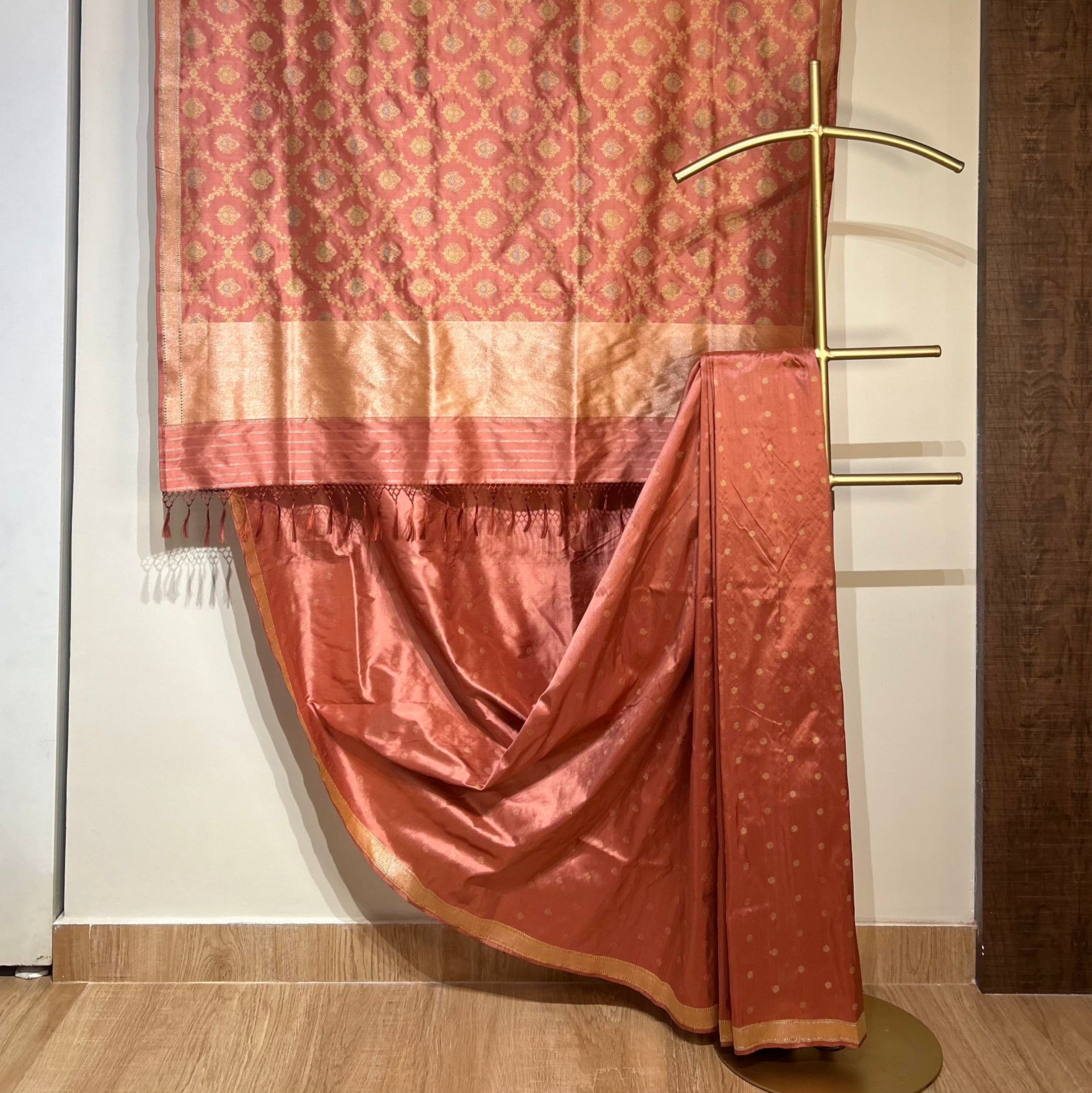 Chestnut Rose Khadwa Jaal Benarasi with Butis