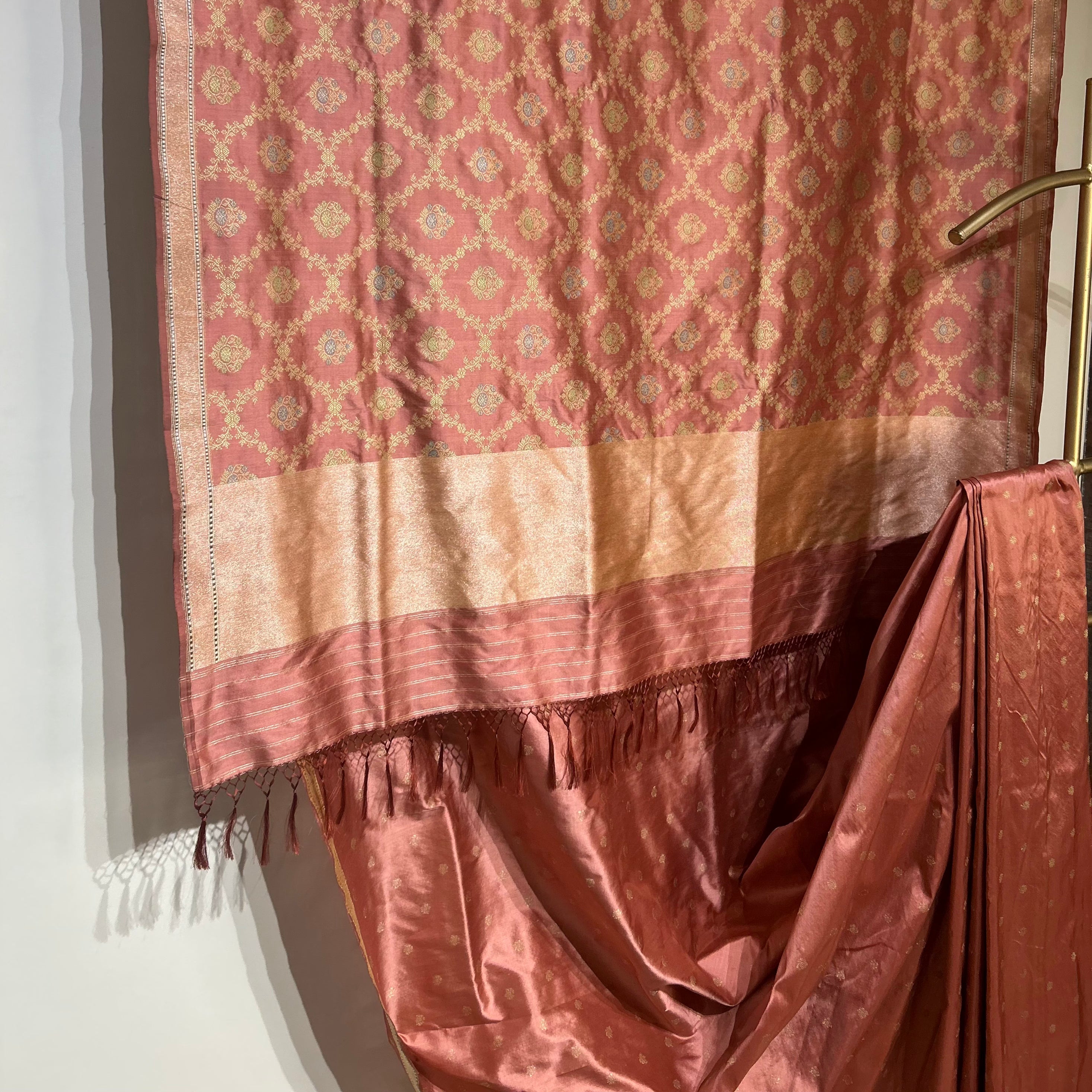 Chestnut Rose Khadwa Jaal Benarasi with Butis