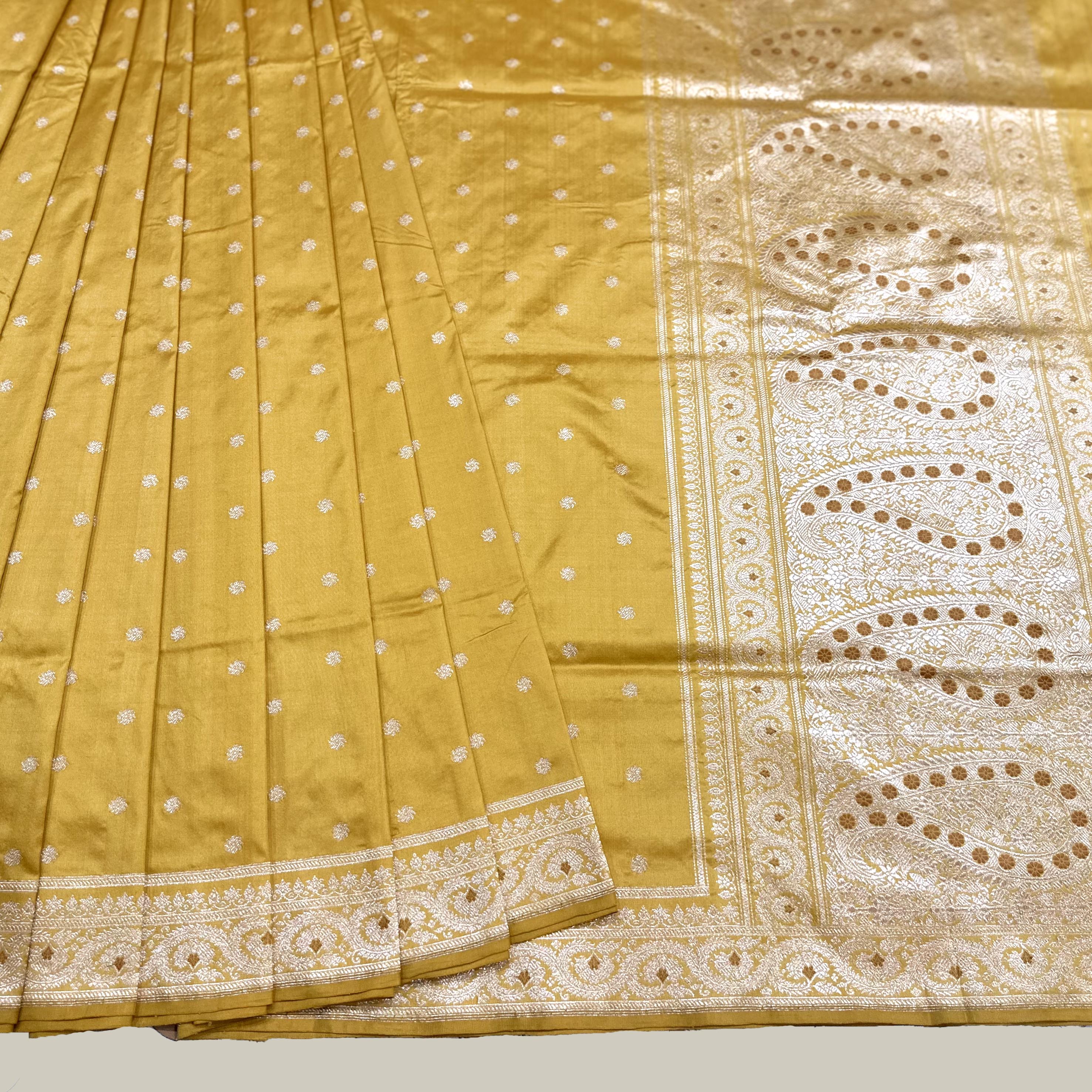 Alphonso Yellow Khadwa Buti Benarasi