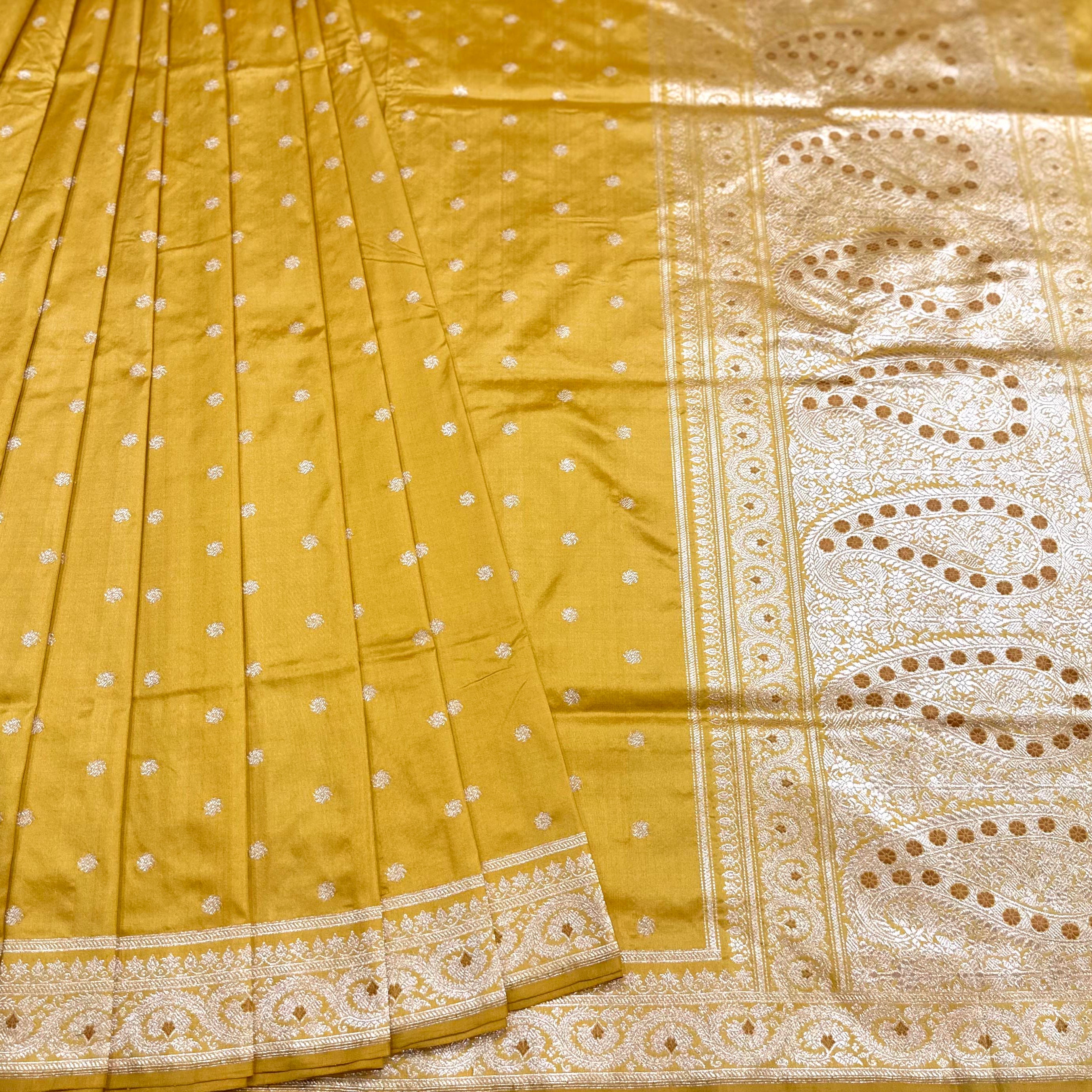 Alphonso Yellow Khadwa Buti Benarasi