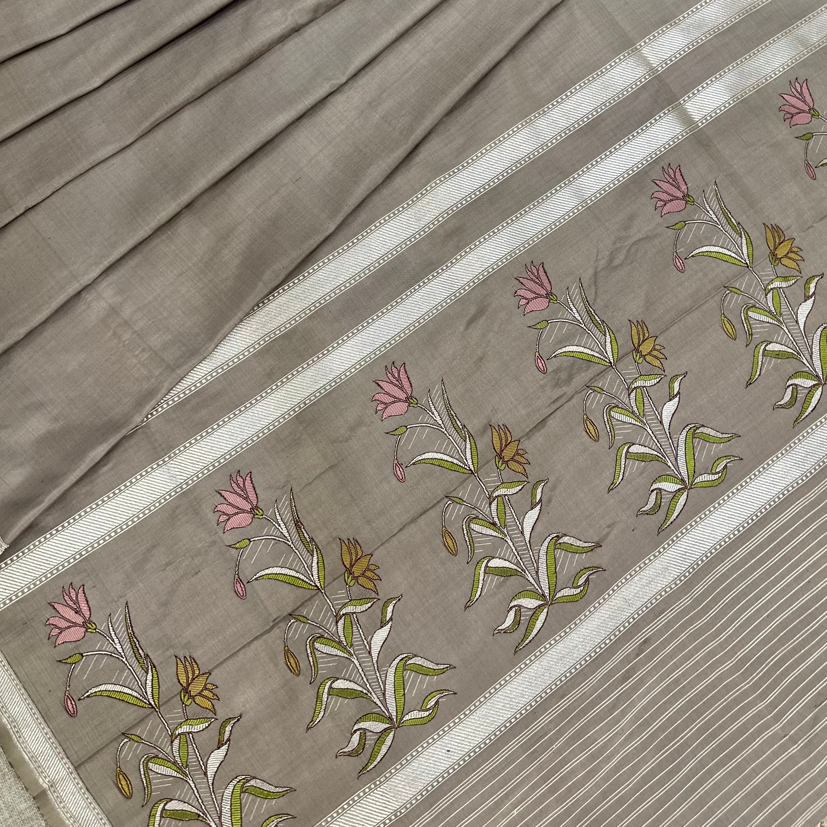 Grey Khadwa Benarasi with Mughal Flower