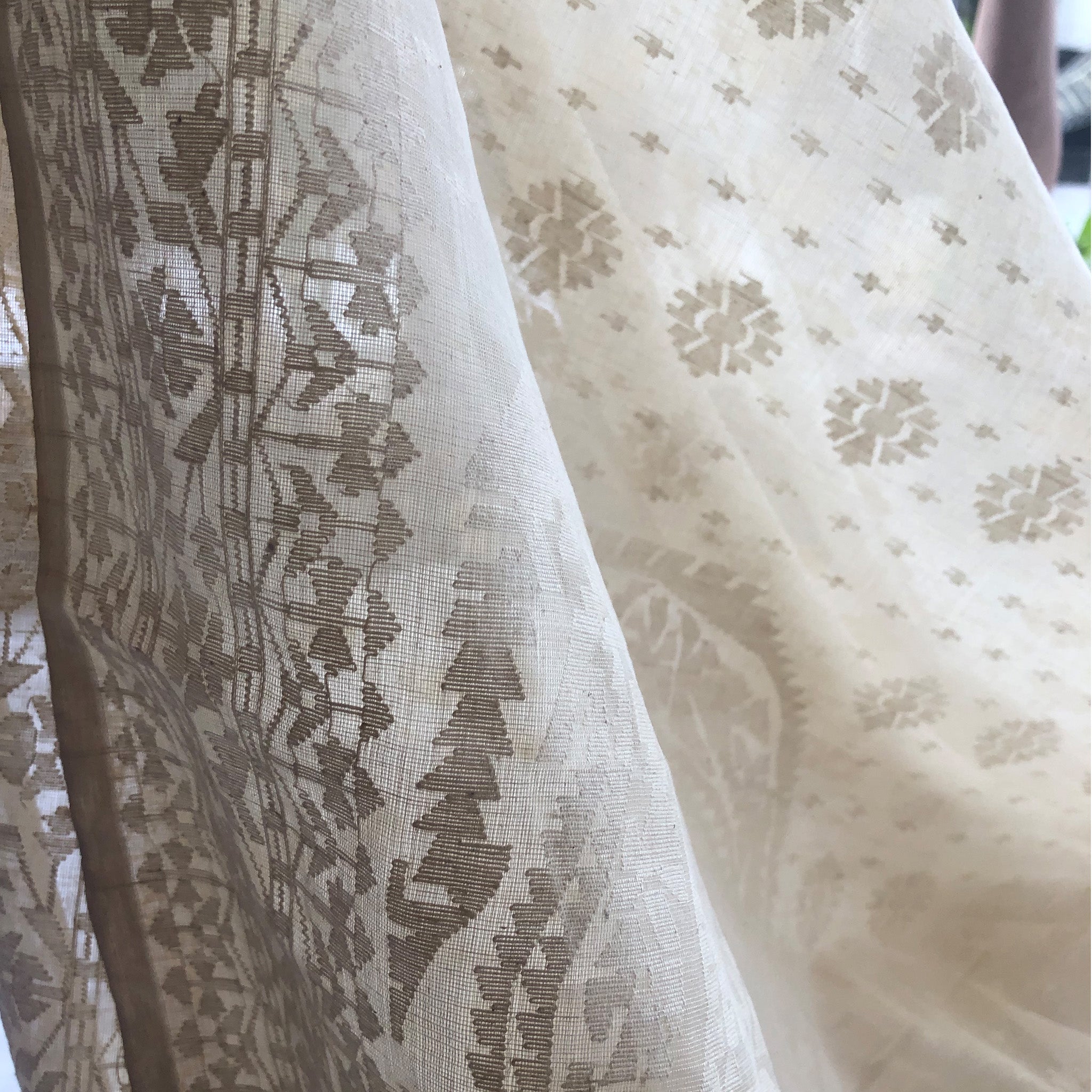 Pre Order: 200 count White Dhakai Jamdani Saree