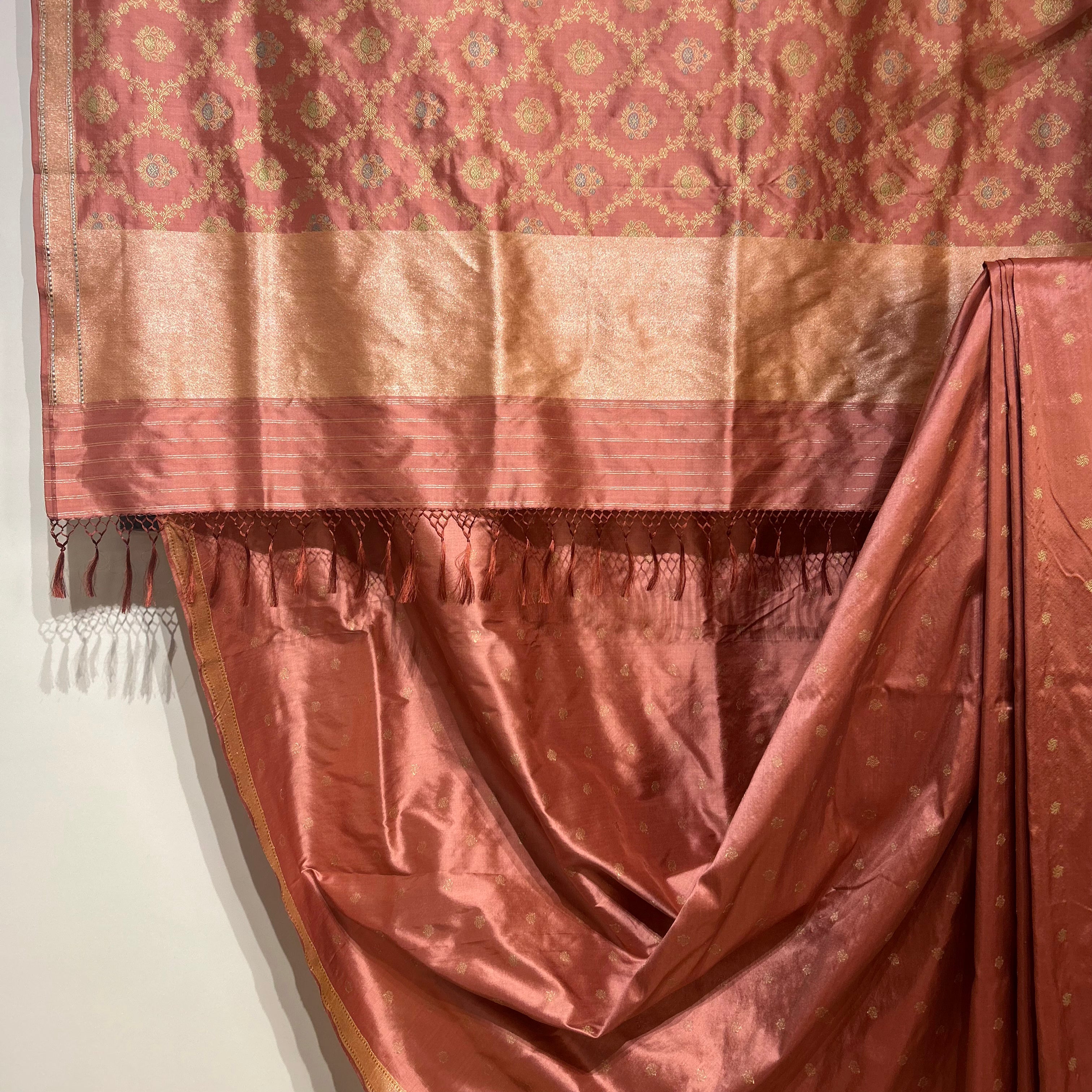 Chestnut Rose Khadwa Jaal Benarasi with Butis